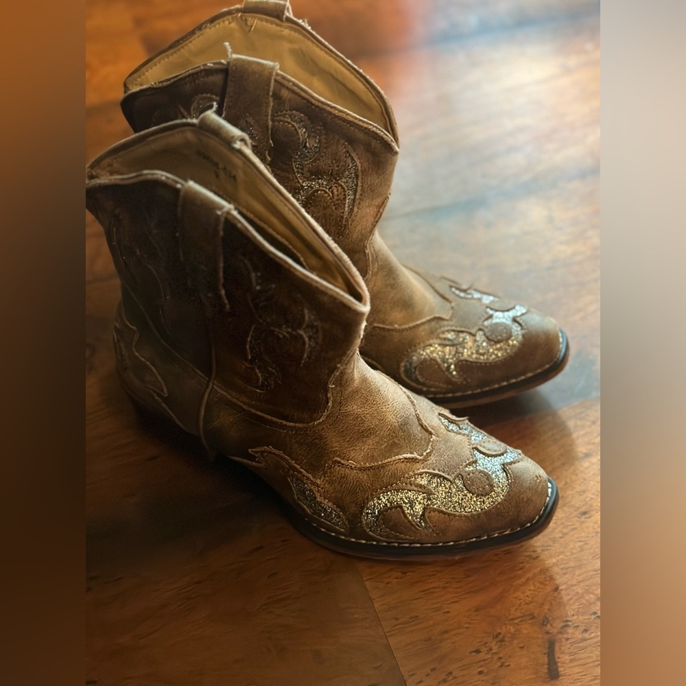 Women’s size 9 ankle western boots